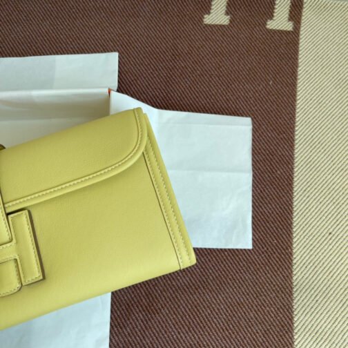jige 29 Clutch Bag In Jaune Poussin Swift Leather - Image 4