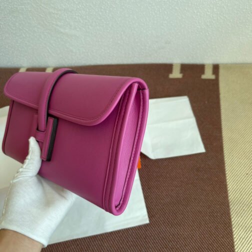 jige 29 Clutch Bag In Magnolia Powder Swift Leather - Image 5